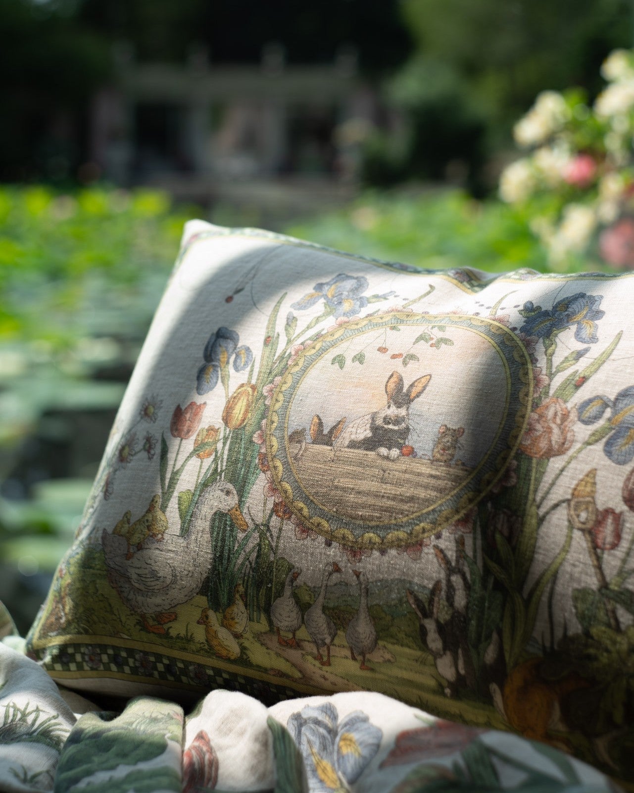 Bunny garden - Cuscino arredo rettangolare