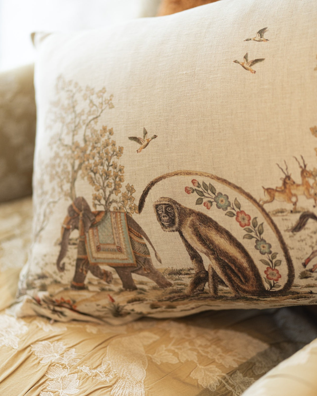 Mudra - Rectangular decorative cushion